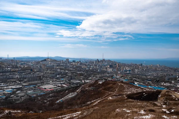 Władywostok, Rosja-24 marca, 2019: widok z wzgórza lodówka — Zdjęcie stockowe