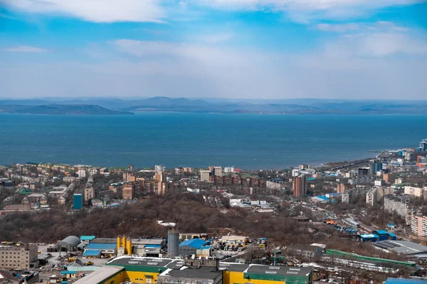 Владивосток, Россия - 24 марта 2019 г.: Вид с холма Холодильник — стоковое фото