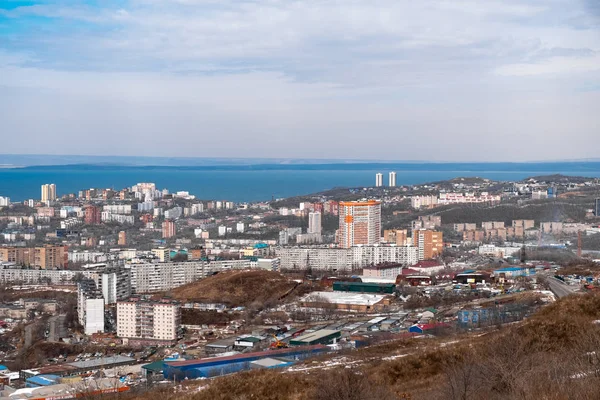 Vladivostok, Rusia - 24 de marzo de 2019: Vista desde la colina Nevera — Foto de Stock