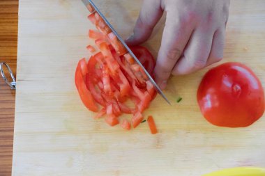 pişirme, gıda ve ev concept - kadar yakın erkek el kesme domates kesme tahtası evde üzerinde