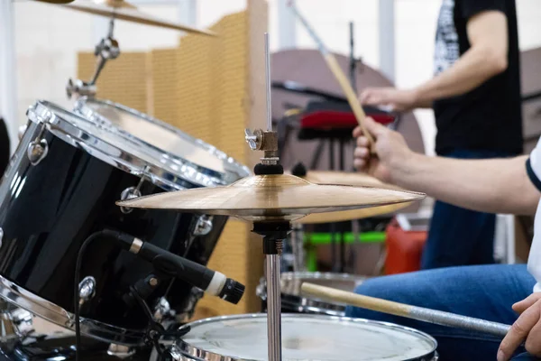 Schlagzeuger spielt seinen Bausatz. Schlagzeug hautnah — Stockfoto
