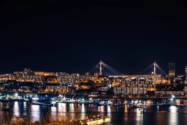 Ночной вид на город Владивосток. Владивосток, Россия . — стоковое фото