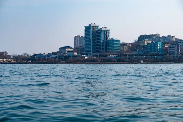 Stadtblick von Wladiwostok vom Meer aus — Stockfoto