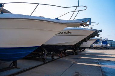 Rusya, Vladivostok, Nis 06, 2019: Tekne istasyonunda tekneler