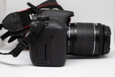 Khabarovsk, Rusya-Şubat 26, 2019: Canon EOS 700d SLR kameranın yan görünümü beyaz üzerinde yalıtılmış.