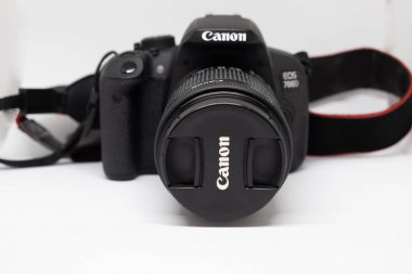 Khabarovsk, Rusya-26 Şub 2019: Canon EOS 700d SLR kameranın ön görünümü beyaz üzerinde izole edilmiştir.
