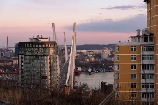 Vista panorámica de la ciudad de Vladivostok contra el atardecer . — Foto de Stock
