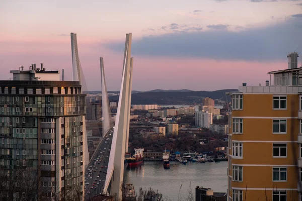 Panoramisch uitzicht op de stad Vladivostok tegen de zonsondergang. — Stockfoto