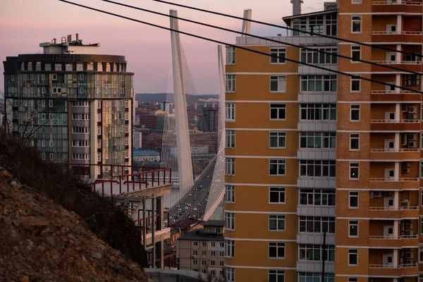 Panoramisch uitzicht op de stad Vladivostok tegen de zonsondergang. — Stockfoto