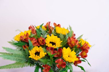 Beyaz arka plan üzerinde izole güzel çiçek buketi