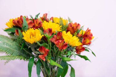 Beyaz arka plan üzerinde izole güzel çiçek buketi