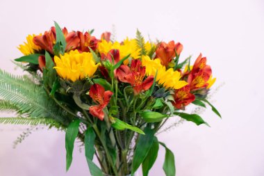 Beyaz arka plan üzerinde izole güzel çiçek buketi