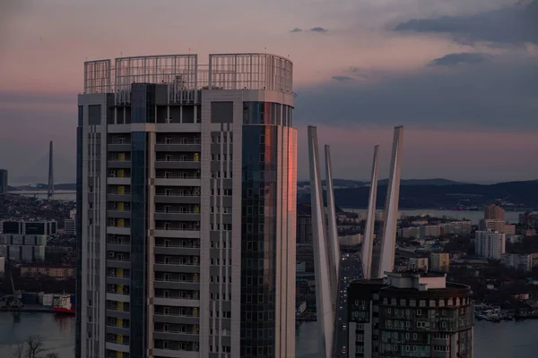 Vue panoramique de la ville de Vladivostok contre le coucher du soleil . — Photo