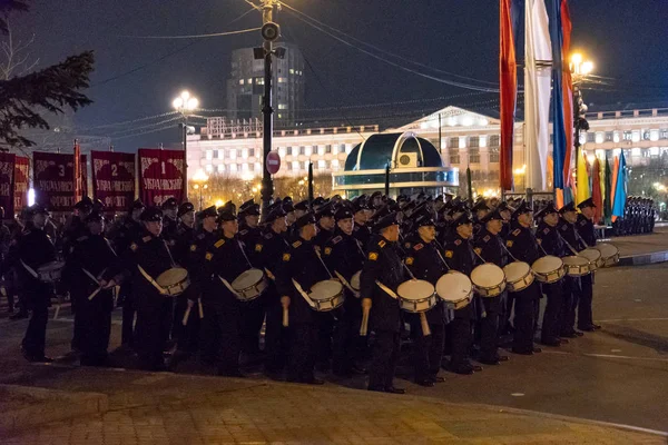 KHABAROVSK, RÚSSIA - 03 de maio de 2019: Celebração do ensaio noturno do Dia da Vitória. Soldados marchando à noite na praça Lenine . — Fotografia de Stock