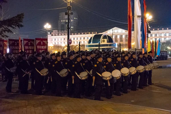 Khabarovsk, russland - 03. Mai 2019: nächtliche probefeier des sieges. Soldaten marschieren nachts auf dem Lenin-Platz. — Stockfoto