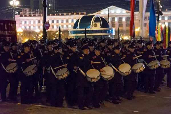 KHABAROVSK, RUSIA - 03 DE MAYO DE 2019: Celebración del ensayo nocturno del Día de la Victoria. Soldados marchando por la noche en la plaza Lenin . — Foto de Stock