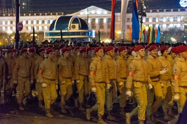 Χαμπάροφσκ, Ρωσία-03 Μαΐου, 2019: εορτασμός νυκτερινής πρόβας της ημέρας της νίκης. Στρατιωτικά κορίτσια που προελαύνουν στην πλατεία. — Φωτογραφία Αρχείου