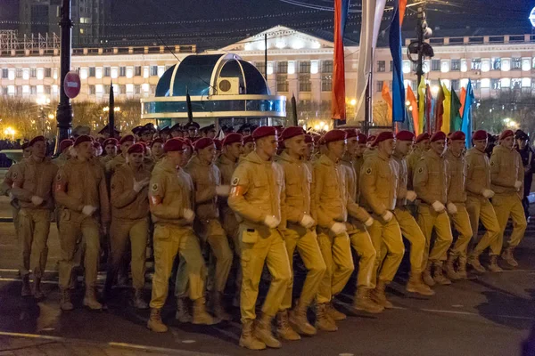 Χαμπάροφσκ, Ρωσία-03 Μαΐου, 2019: εορτασμός νυκτερινής πρόβας της ημέρας της νίκης. Στρατιωτικά κορίτσια που προελαύνουν στην πλατεία. — Φωτογραφία Αρχείου