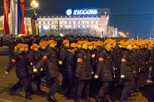 Khabarovsk, Ryssland-maj 03, 2019: Nattrepetitionen firandet av Segerdagen. Militära flickor marscherar på torget. — Stockfoto