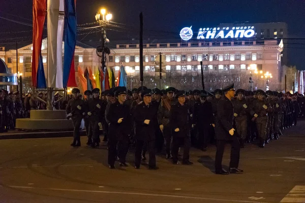 Khabarovsk, Rusko-květen 03, 2019: večerní zkušební oslava dne vítězství. Vojenské dívky pochodující na náměstí. — Stock fotografie