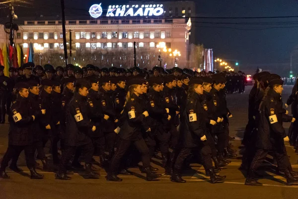 KHABAROVSK, RÚSSIA - 03 de maio de 2019: Celebração do ensaio noturno do Dia da Vitória. Meninas militares marchando na praça . — Fotografia de Stock