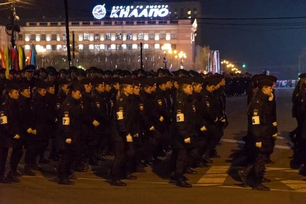 Khabarovsk, Rusya - 03 Mayıs 2019: Zafer Bayramı'nın gece provası kutlaması. Meydanda yürüyen askeri kızlar. — Stok fotoğraf