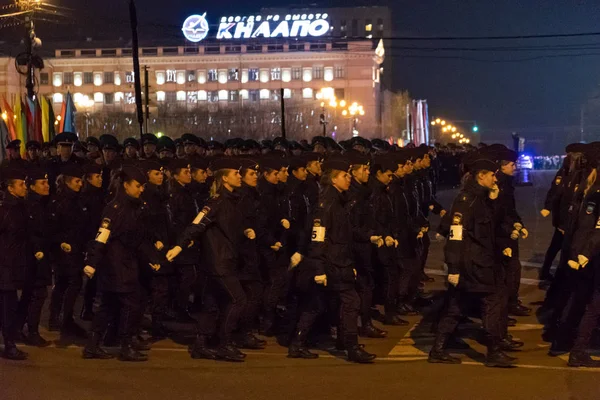 Khabarovsk, russland - 03. Mai 2019: nächtliche probefeier des sieges. Militärmädchen marschieren auf dem Platz. — Stockfoto