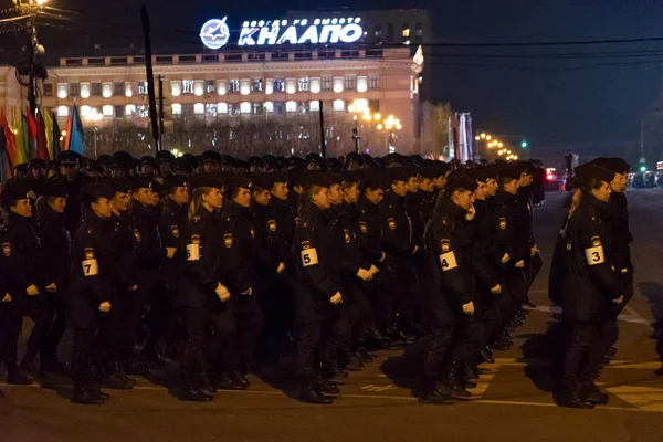 Хабаровск, Россия - 03 мая 2019 года: Ночная репетиция празднования Дня Победы. Военные девушки маршируют по площади . — стоковое фото