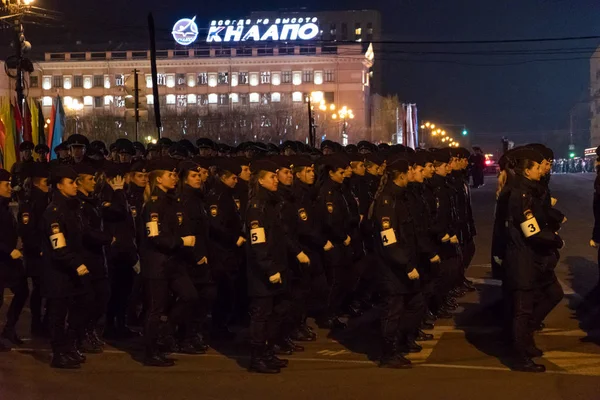 Khabarovsk, Rusya - 03 Mayıs 2019: Zafer Bayramı'nın gece provası kutlaması. Meydanda yürüyen askeri kızlar. — Stok fotoğraf