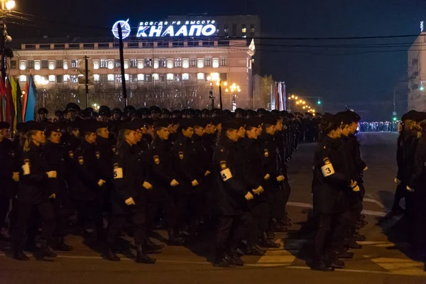 Χαμπάροφσκ, Ρωσία-03 Μαΐου, 2019: εορτασμός νυκτερινής πρόβας της ημέρας της νίκης. Στρατιωτικά κορίτσια που προελαύνουν στην πλατεία. — Φωτογραφία Αρχείου