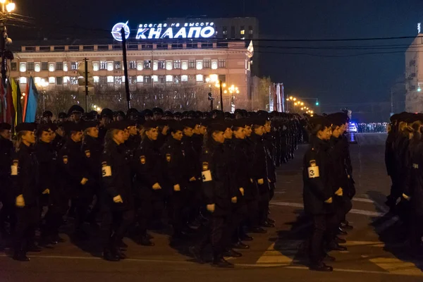 Χαμπάροφσκ, Ρωσία-03 Μαΐου, 2019: εορτασμός νυκτερινής πρόβας της ημέρας της νίκης. Στρατιωτικά κορίτσια που προελαύνουν στην πλατεία. — Φωτογραφία Αρχείου