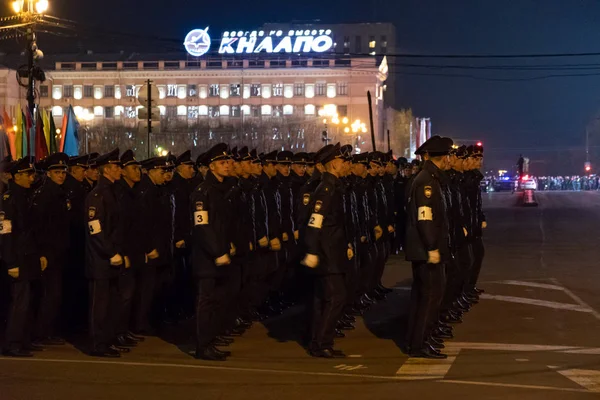 Khabarovsk, Rusko-květen 03, 2019: večerní zkušební oslava dne vítězství. Vojenské dívky pochodující na náměstí. — Stock fotografie