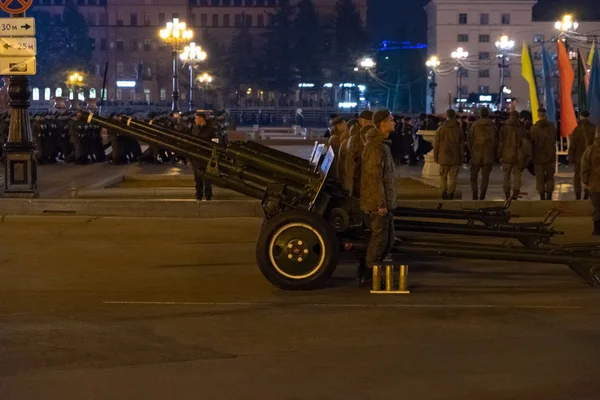 KHABAROVSK, RUSSIA - MAY 03, 2019: Night rehearsal celebration of the Victory Day. Soldiers marching at night on Lenin square. — Stock Photo, Image