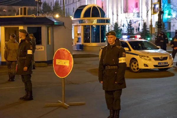 KHABAROVSK, RUSIA - 03 DE MAYO DE 2019: Celebración del ensayo nocturno del Día de la Victoria. Soldados marchando por la noche en la plaza Lenin . — Foto de Stock