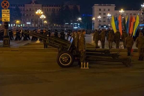KHABAROVSK, RUSIA - 03 DE MAYO DE 2019: Celebración del ensayo nocturno del Día de la Victoria. Soldados marchando por la noche en la plaza Lenin . — Foto de Stock