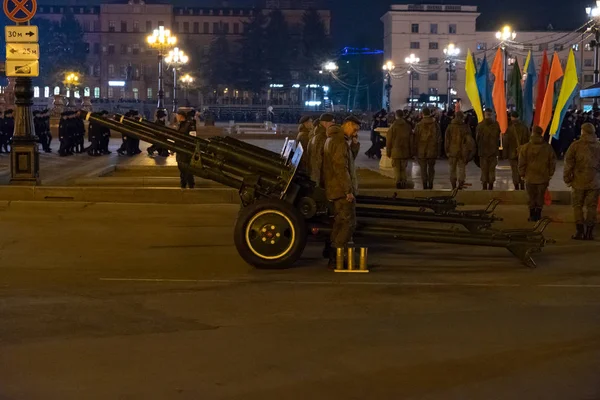 Khabarovsk, Ryssland-maj 03, 2019: Nattrepetitionen firandet av Segerdagen. Soldater marscherar på natten på Lenin Square. — Stockfoto