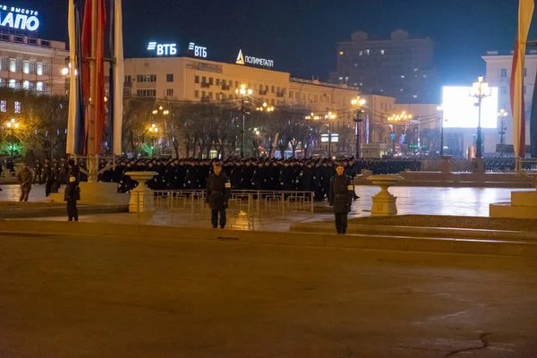 Khabarovsk, Ryssland-maj 03, 2019: Nattrepetitionen firandet av Segerdagen. Soldater marscherar på natten på Lenin Square. — Stockfoto