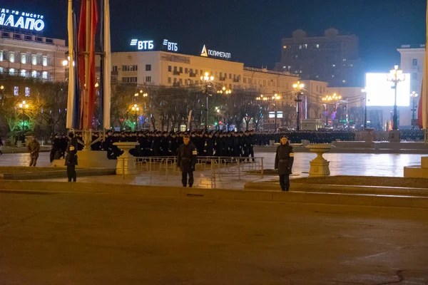 Khabarovsk, Ryssland-maj 03, 2019: Nattrepetitionen firandet av Segerdagen. Soldater marscherar på natten på Lenin Square. — Stockfoto