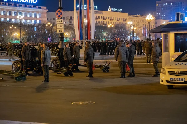 KHABAROVSK, RUSSIA - MAY 03, 2019: Night rehearsal celebration of the Victory Day. Soldiers marching at night on Lenin square. — Stock Photo, Image