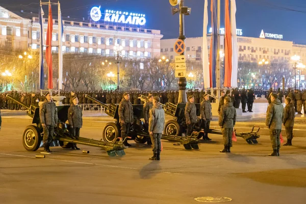 KHABAROVSK, RUSIA - 03 DE MAYO DE 2019: Celebración del ensayo nocturno del Día de la Victoria. Soldados marchando por la noche en la plaza Lenin . — Foto de Stock