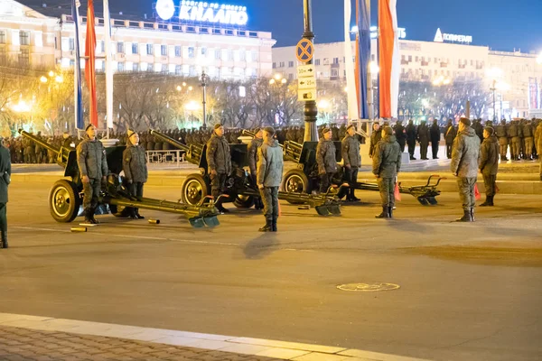 Khabarovsk, Rusko-květen 03, 2019: večerní zkušební oslava dne vítězství. Vojáci pochodující v noci na Leninově náměstí. — Stock fotografie