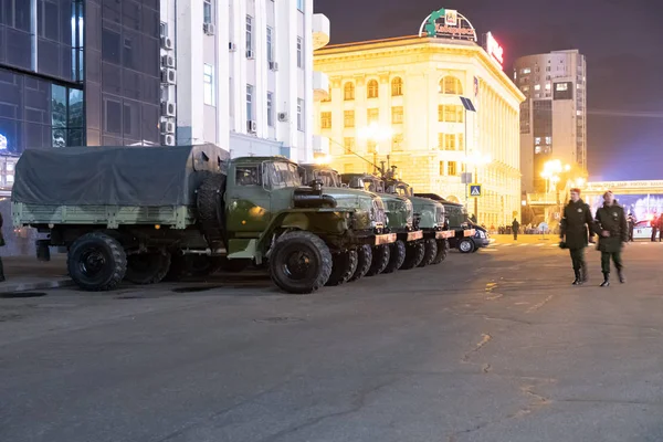 KHABAROVSK, RUSSIA - MAY 03, 2019: Night rehearsal celebration of the Victory Day. Soldiers marching at night on Lenin square. — Stock Photo, Image
