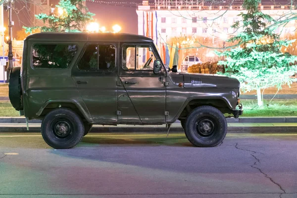 Khabarovsk, russland - 03. Mai 2019: nächtliche probefeier des sieges. Soldaten marschieren nachts auf dem Lenin-Platz. — Stockfoto