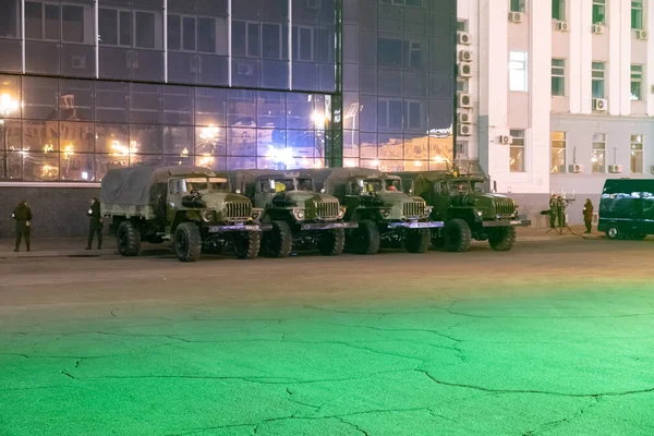 KHABAROVSK, RÚSSIA - 03 de maio de 2019: Celebração do ensaio noturno do Dia da Vitória. Soldados marchando à noite na praça Lenine . — Fotografia de Stock