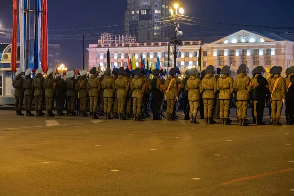 Χαμπάροφσκ, Ρωσία-03 Μαΐου, 2019: εορτασμός νυκτερινής πρόβας της ημέρας της νίκης. Στρατιώτες που βαδίζουν τη νύχτα στην πλατεία Λένιν. — Φωτογραφία Αρχείου