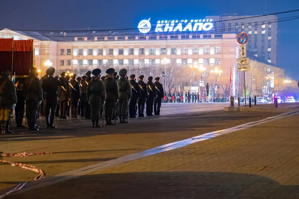 Khabarovsk, Ryssland-maj 03, 2019: Nattrepetitionen firandet av Segerdagen. Soldater marscherar på natten på Lenin Square. — Stockfoto