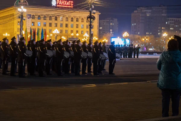 Χαμπάροφσκ, Ρωσία-03 Μαΐου, 2019: εορτασμός νυκτερινής πρόβας της ημέρας της νίκης. Στρατιώτες που βαδίζουν τη νύχτα στην πλατεία Λένιν. — Φωτογραφία Αρχείου