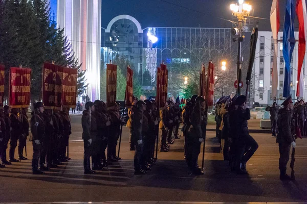 Khabarovsk, Ryssland-maj 03, 2019: Nattrepetitionen firandet av Segerdagen. Soldater marscherar på natten på Lenin Square. — Stockfoto