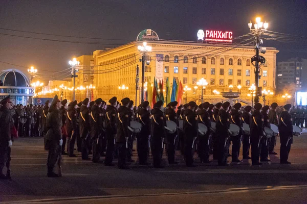 ハバロフスク、ロシア - 5月 03, 2019: 勝利の日の夜のリハーサルのお祝い.レーニン広場で夜に行進する兵士たち. — ストック写真