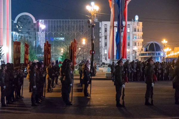 KHABAROVSK, RUSSIA - MAY 03, 2019: Night rehearsal celebration of the Victory Day. Soldiers marching at night on Lenin square. — Stock Photo, Image